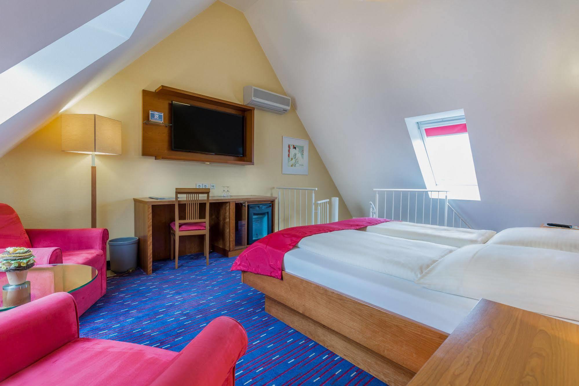 Hotel Am Schillerpark Esslingen am Neckar Екстериор снимка