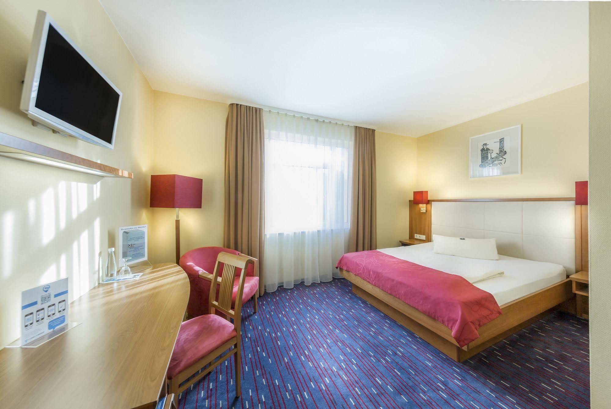 Hotel Am Schillerpark Esslingen am Neckar Екстериор снимка