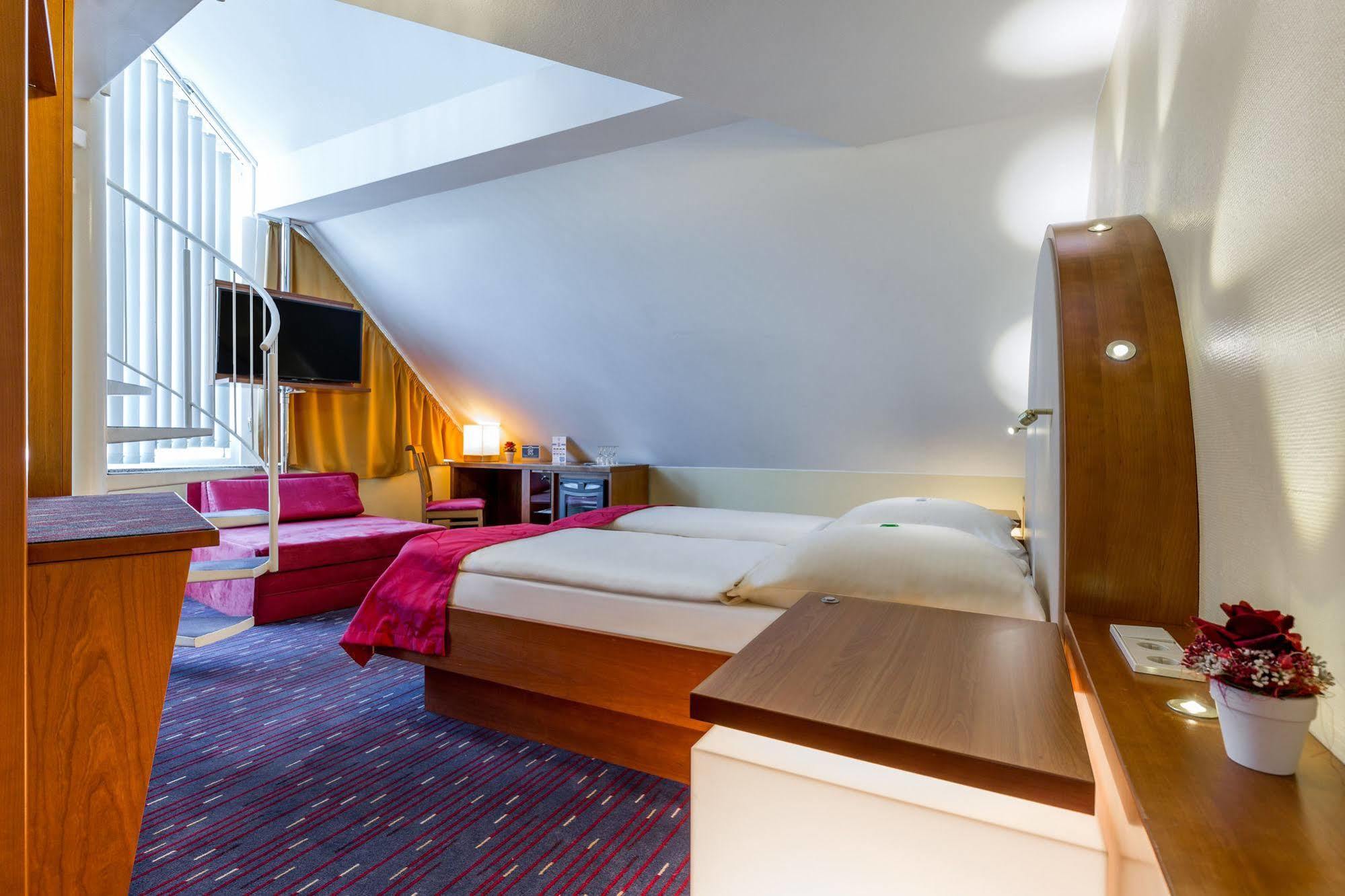 Hotel Am Schillerpark Esslingen am Neckar Екстериор снимка